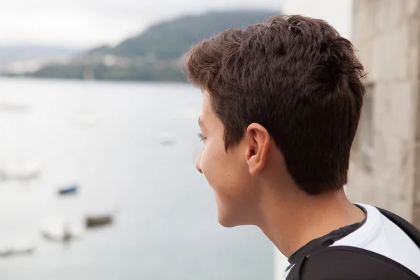 Teenage boy looking straight ahead — Stock Photo, Image