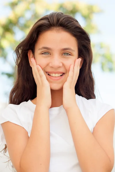 Fille aux yeux bleus souriant — Photo