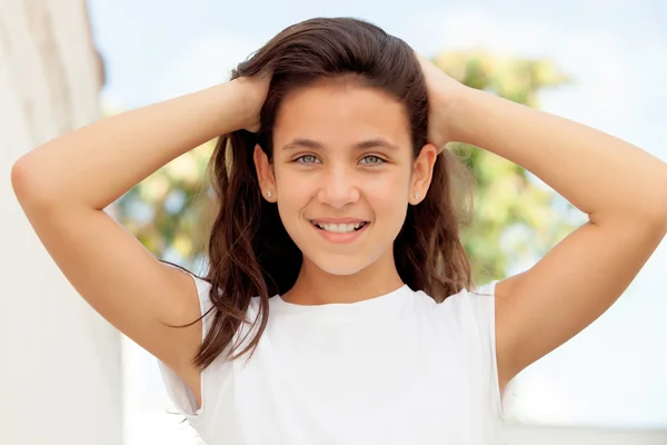 Fille aux yeux bleus souriant — Photo