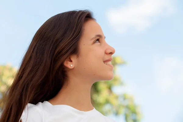 Adolescente chica mirando hacia arriba — Foto de Stock