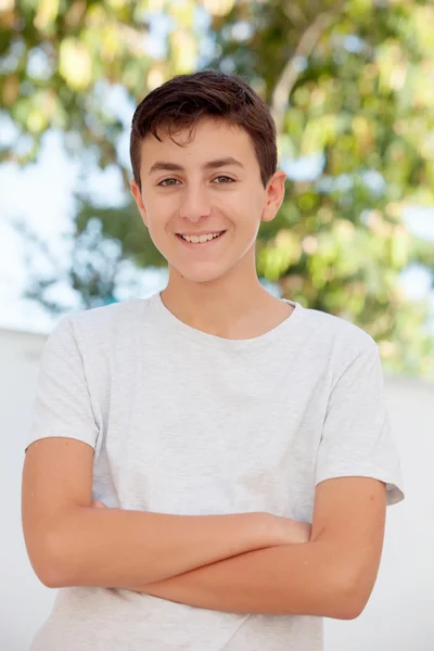 Adolescent băiat zâmbind afară — Fotografie, imagine de stoc