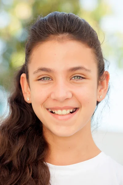 Flicka med blå ögon leende — Stockfoto