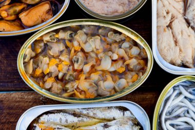 Sağlıklı bir akşam yemeği için çeşitli açık teneke kutular.