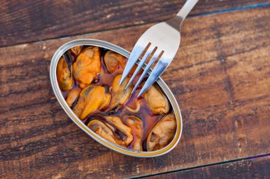 Bir kutu konserve midye. Sağlıklı yemek.