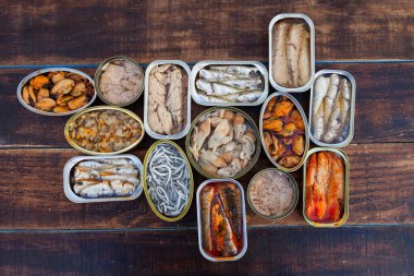Sağlıklı bir akşam yemeği için çeşitli açık teneke kutular.