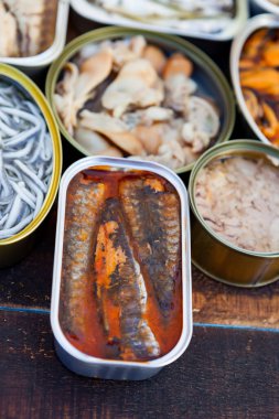 Sağlıklı bir akşam yemeği için çeşitli açık teneke kutular.