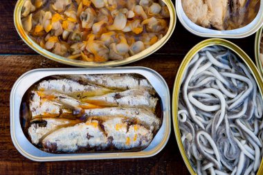 Sağlıklı bir akşam yemeği için çeşitli açık teneke kutular.