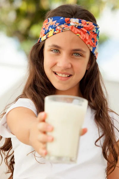 Teenager Mädchen mit einem Milchglas — Stockfoto