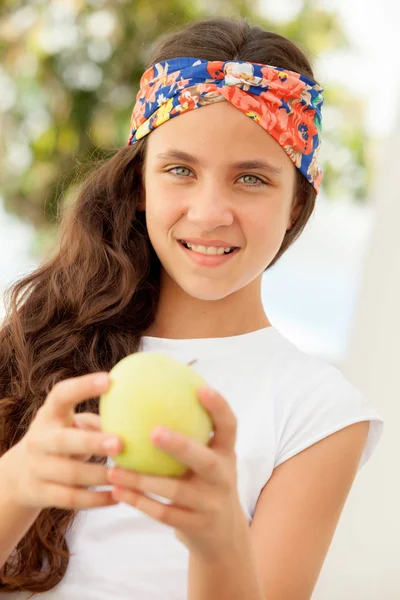 Adolescente chica comiendo una manzana — Foto de Stock