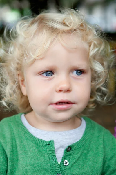 Liten pojke med curl håret — Stockfoto