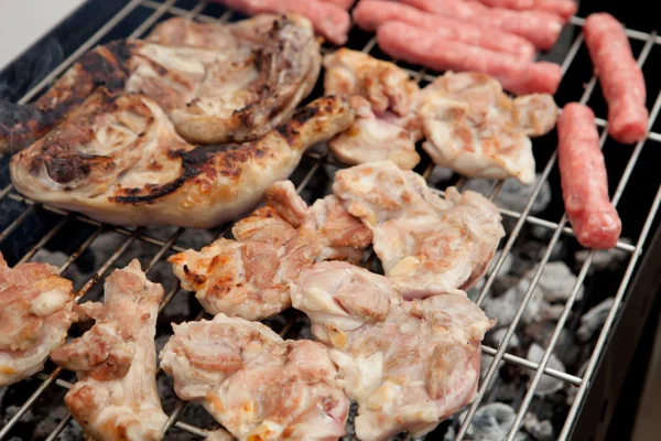Pollo e salsicce al barbecue — Foto Stock