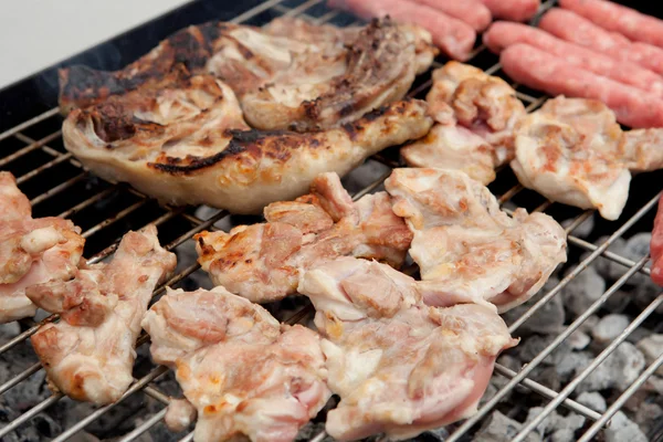 Pollo y salchichas en la barbacoa —  Fotos de Stock