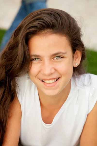 Adolescente menina deitada na grama — Fotografia de Stock