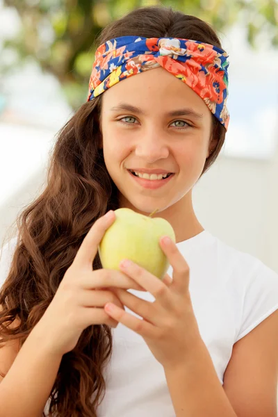 Adolescente chica comiendo una manzana —  Fotos de Stock