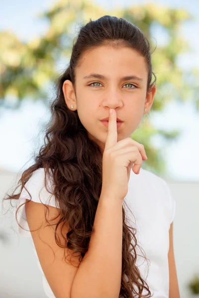 Adolescente menina ordenando silêncio — Fotografia de Stock