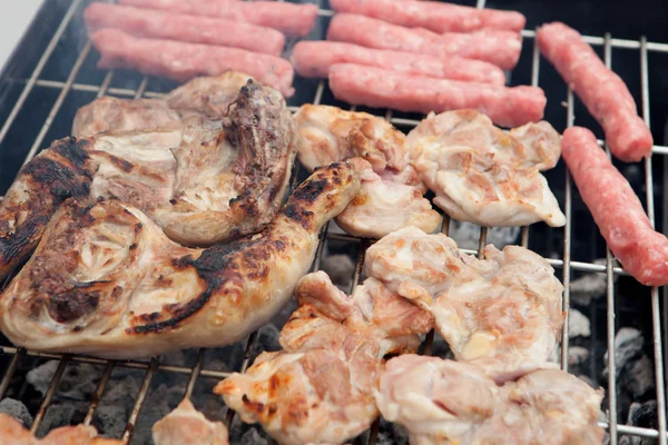 Pollo y salchichas en la barbacoa —  Fotos de Stock