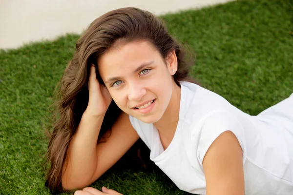 Adolescente menina deitada na grama — Fotografia de Stock