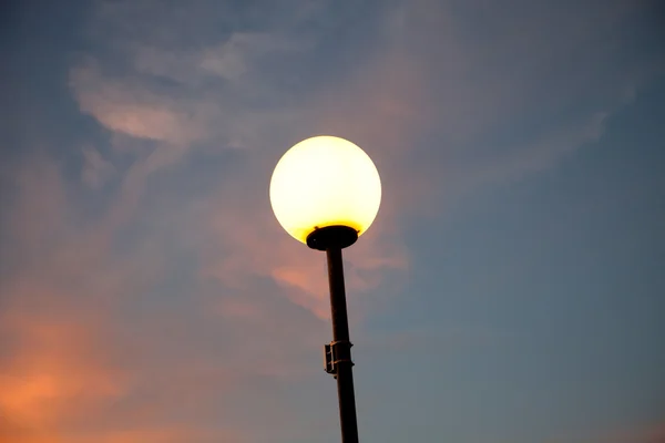 Linterna encendida al atardecer —  Fotos de Stock