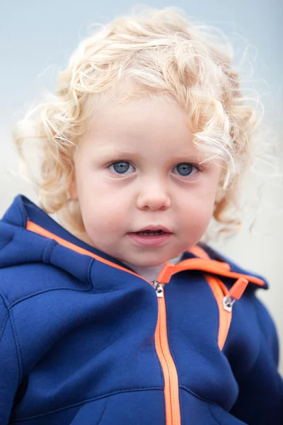 Kleine jongen met blauwe jas — Stockfoto