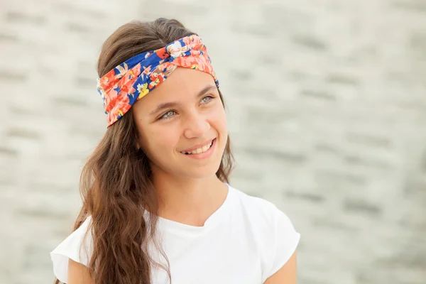 Dospívající dívka s květovaný čelenka — Stock fotografie