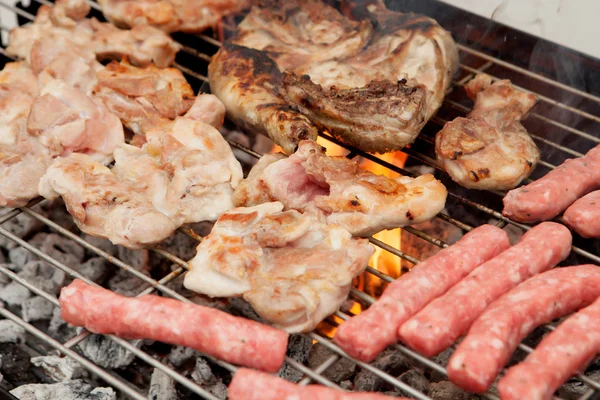 Frango e salsichas no churrasco — Fotografia de Stock