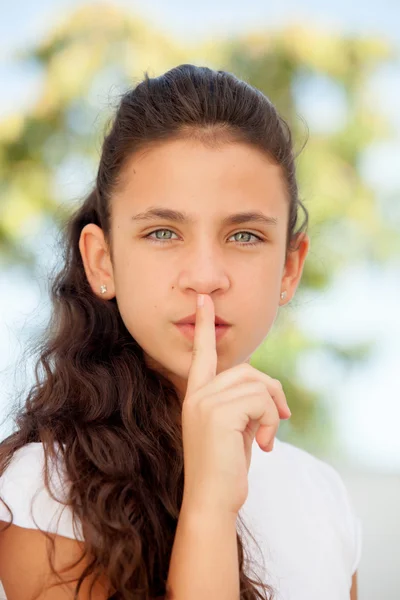 Adolescente menina ordenando silêncio — Fotografia de Stock