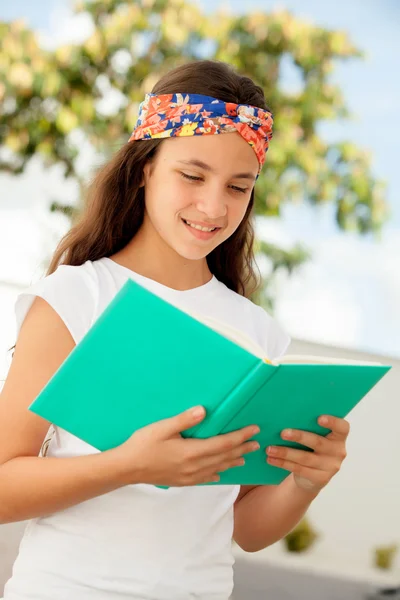 Schülerin liest draußen ein Buch — Stockfoto