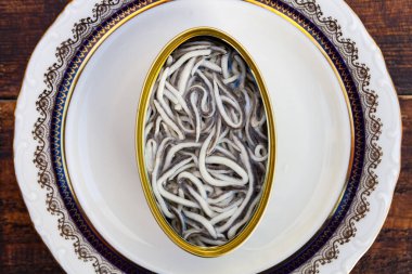 Zarif bir tabakta konserve elfleri.