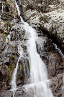 Güzel şelale düşüyor