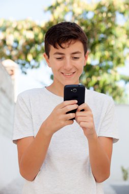 Hareket eden telefon arayan genç çocuk