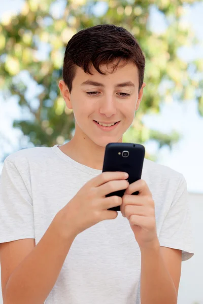 Teenager schaut aufs Handy — Stockfoto