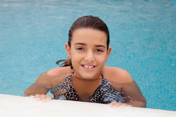 Barn flicka simma i poolen — Stockfoto