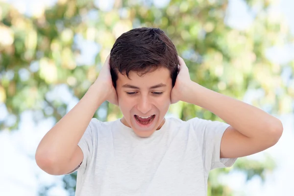 Adolescent garçon couvrant son oreilles — Photo