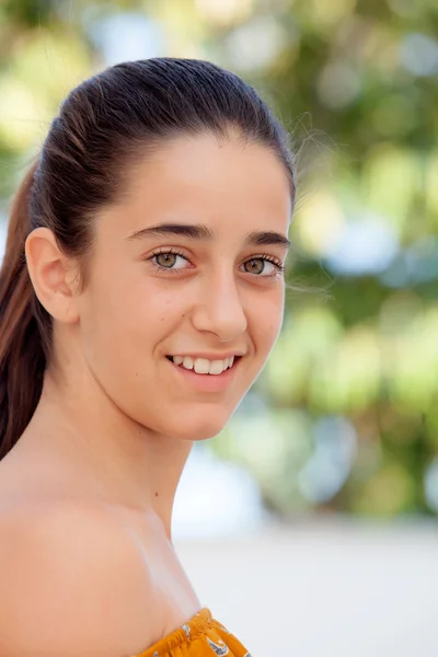 Young teenage girl smiling at camera — Stock Photo, Image