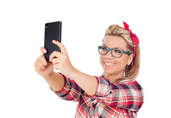Linda chica tomando selfie con teléfono inteligente —  Fotos de Stock