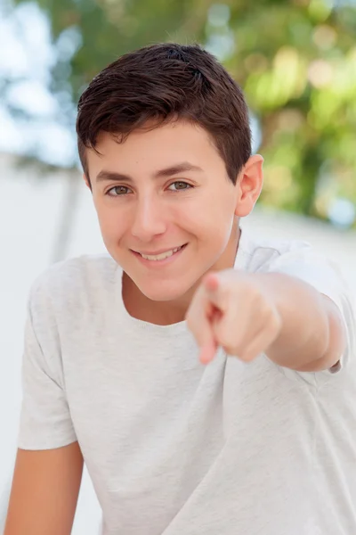 Adolescente ragazzo che indica a macchina fotografica — Foto Stock