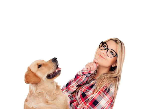 Femme avec son chien levant les yeux — Photo