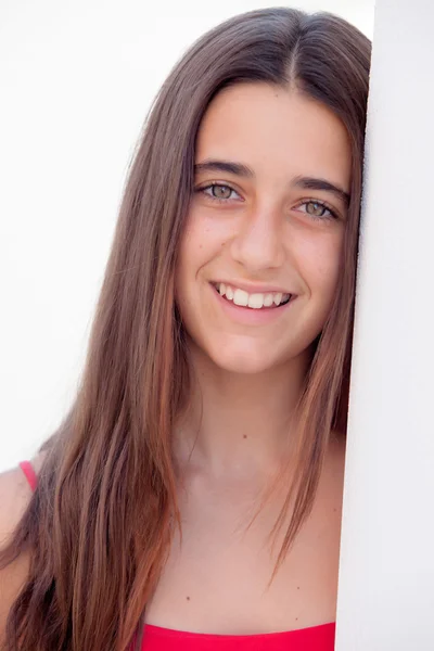 Mladá dospívající dívka se usmívá na kameru — Stock fotografie