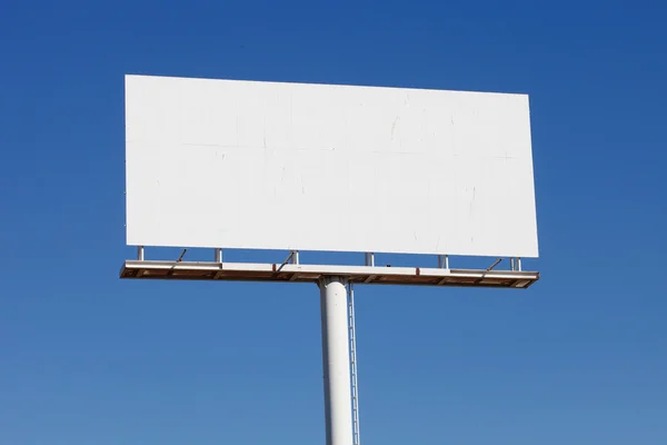 Cartellone bianco per la nuova pubblicità — Foto Stock