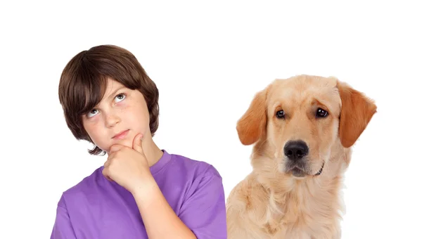 Печальный мальчик с собакой — стоковое фото