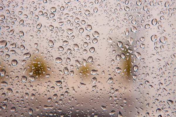 Vidro molhado com gotas de chuva — Fotografia de Stock