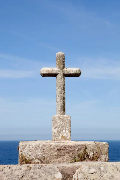 Croce di pietra sulla costa spagnola — Foto Stock