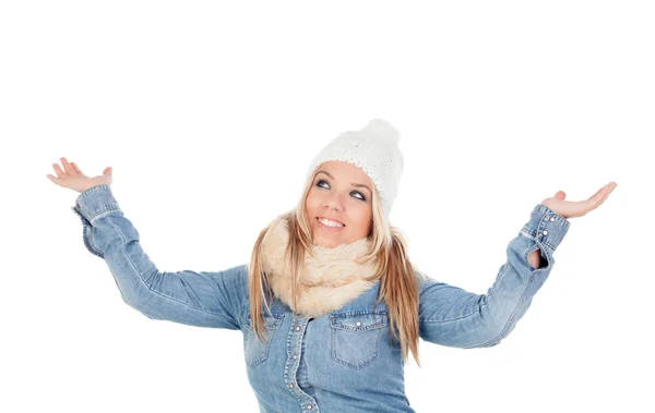 Blond meisje in winterkleren met armen omhoog — Stockfoto