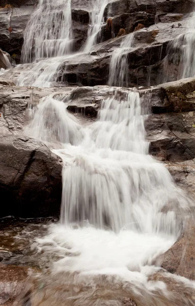 Schöner Wasserfall fällt — Stockfoto
