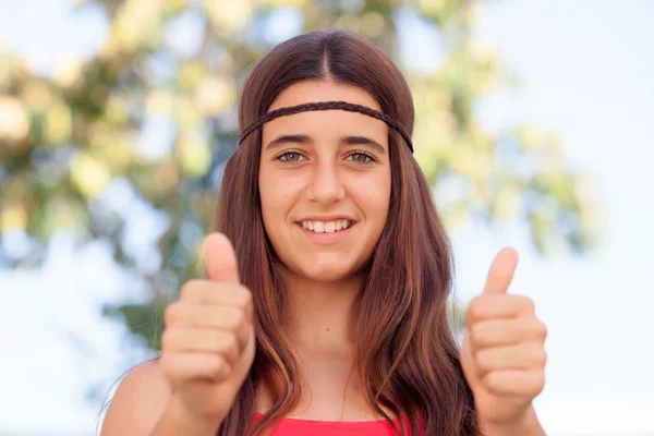 Ragazza adolescente mostrando pollici in su — Foto Stock