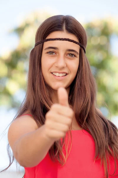 Adolescente chica mostrando pulgar hacia arriba —  Fotos de Stock