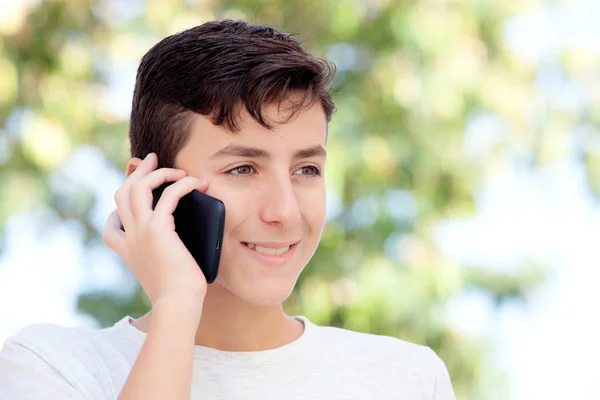 Adolescente niño hablando en el teléfono móvil — Foto de Stock