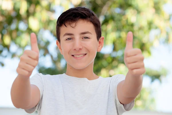 Adolescente menino mostrando polegares para cima — Fotografia de Stock