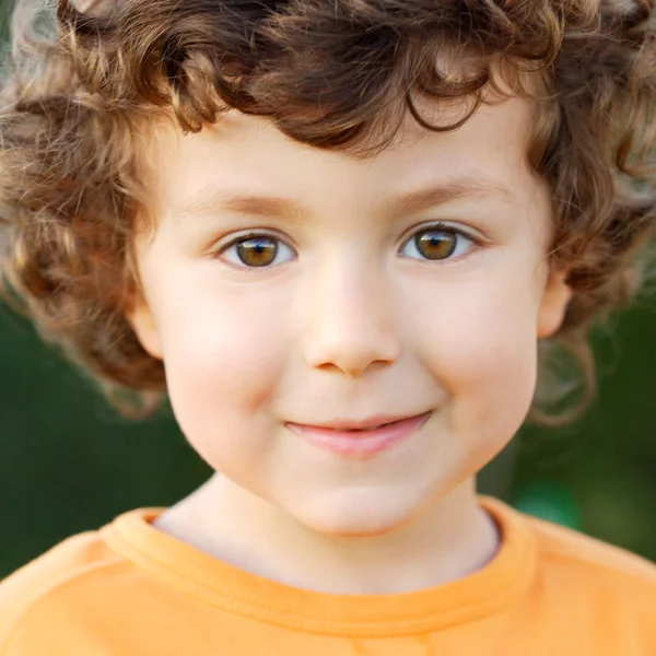 Маленький мальчик с вьющимися волосами — стоковое фото