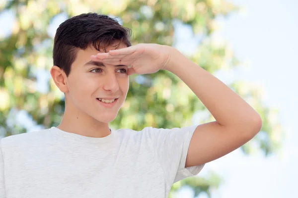 Teenager-Junge schaut sich etwas an — Stockfoto
